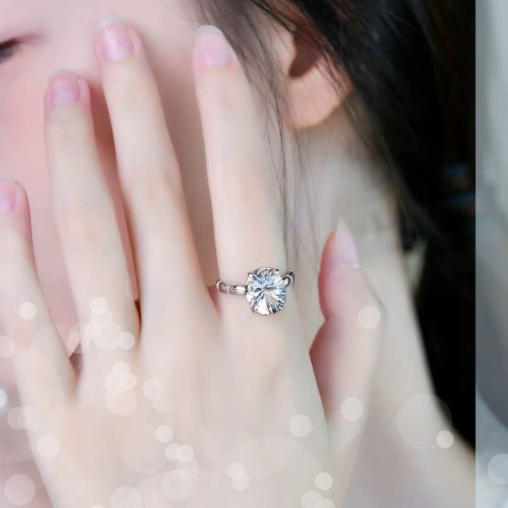 Elegant Silver Ring with Clear Gemstone